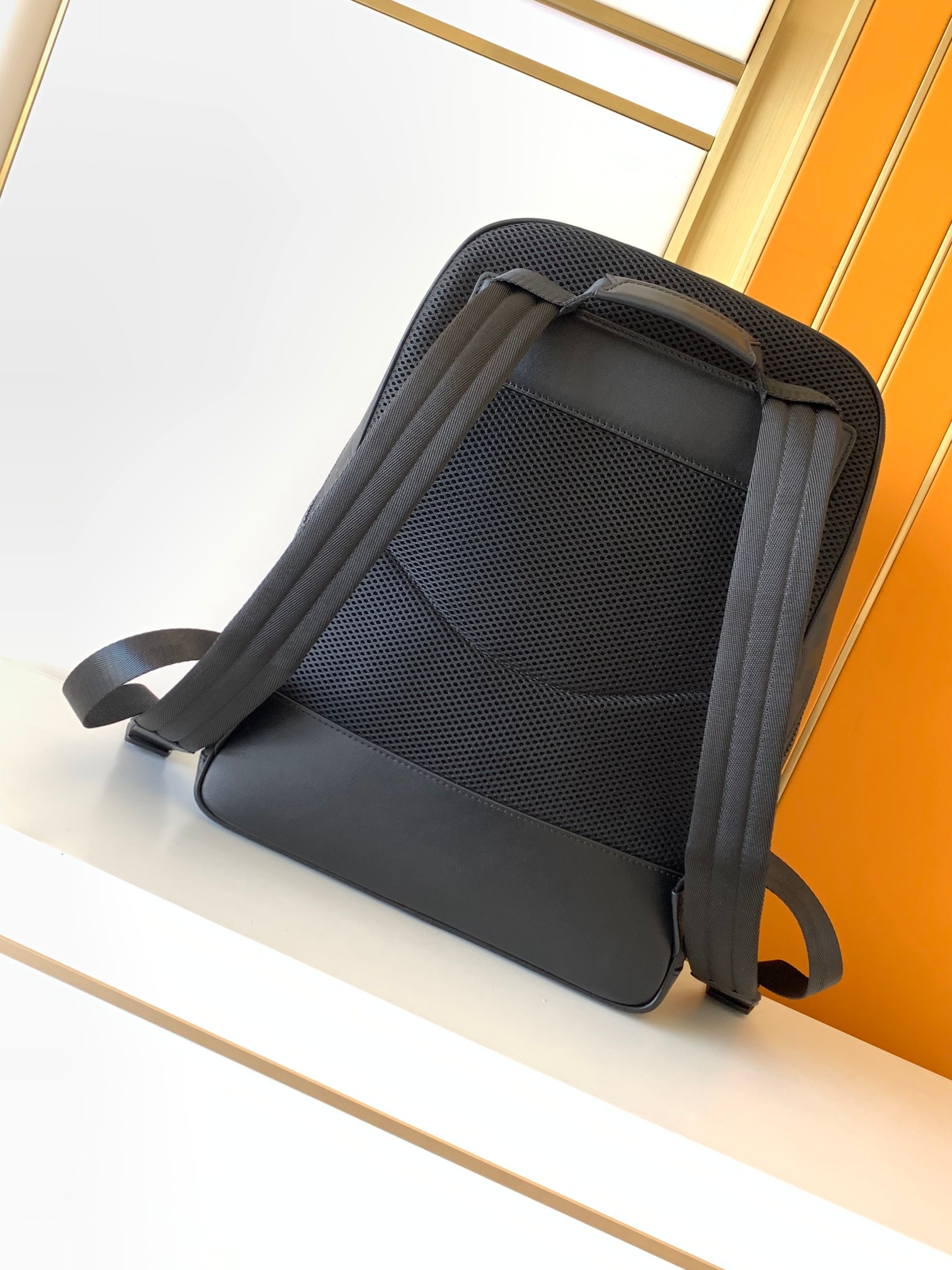 Mochila Minimalista Preta com  - Leather Work Rucksack avaliação e preço
